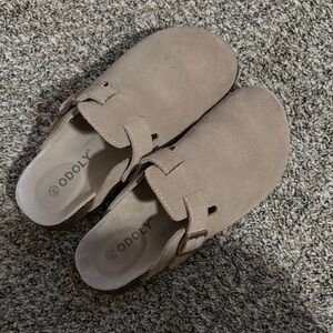 Women’s Suede Slip-On Clogs in Light Taupe